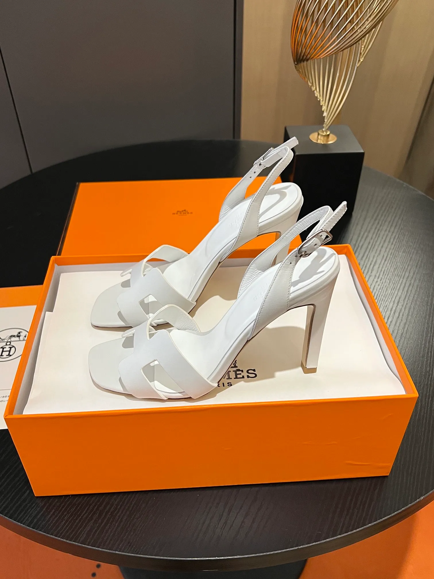 👟👟Ex-factory price 600👟👟Hermès 2023 high-heeled temperament sandals original customization! Counter synchronization! Hermès high heels have always been simple, fashionable and elegant! ! ! It can hold any style of wear, the height of 10.5cm is easy to control, and the feet feel comfortable and pressure-free! The classic and elegant style brings a sense of luxury to your feet! Highly recommended Material: Upper imported calfskin + mixed sheepskin lining Outsole: Italian genuine leather sole Size: 34-42 (34.41.42 customization is non-returnable and non-exchangeable)
